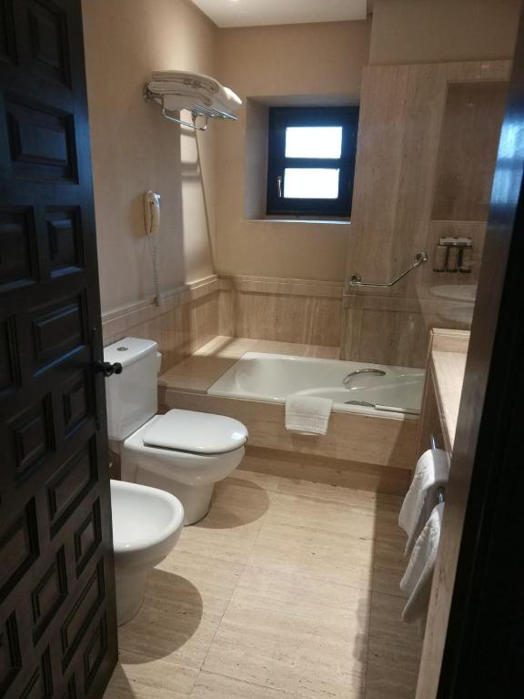 Un baño de Parador de Santillana Gil Blas