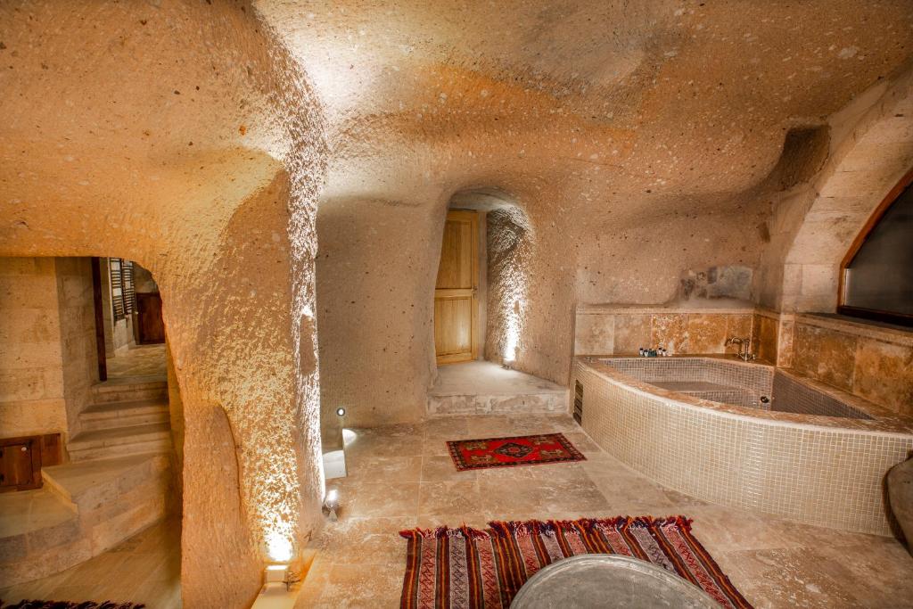 Koupelna v ubytování Caldera Cave Hotel