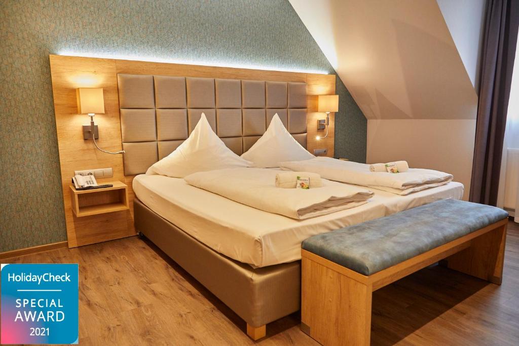 Postel nebo postele na pokoji v ubytování Bernstein Acamed Resort