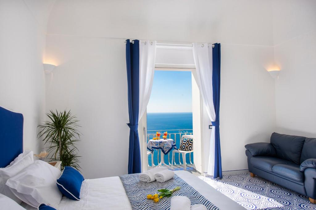 1 dormitorio con cama y vistas al océano en Le Ali sul Mare en Positano
