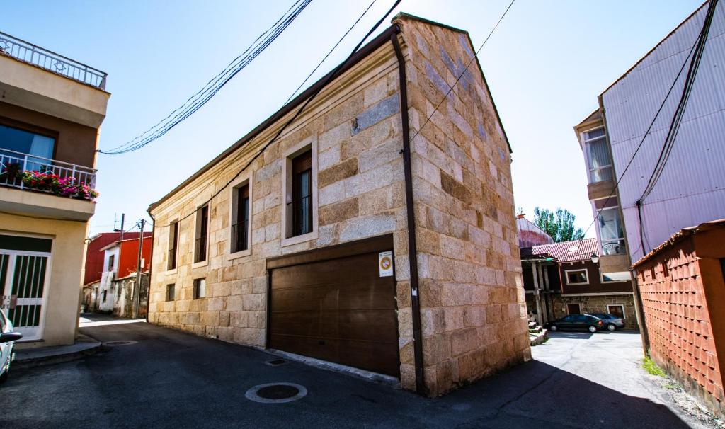 a large brick building with a garage at VIVIENDA EXCLUSIVA Y CÉNTRICA in Villanueva de Arosa