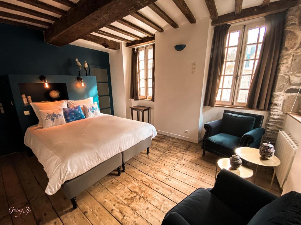 een slaapkamer met een bed, een bank en een stoel bij L'AccrocheCoeur in Saint-Malo