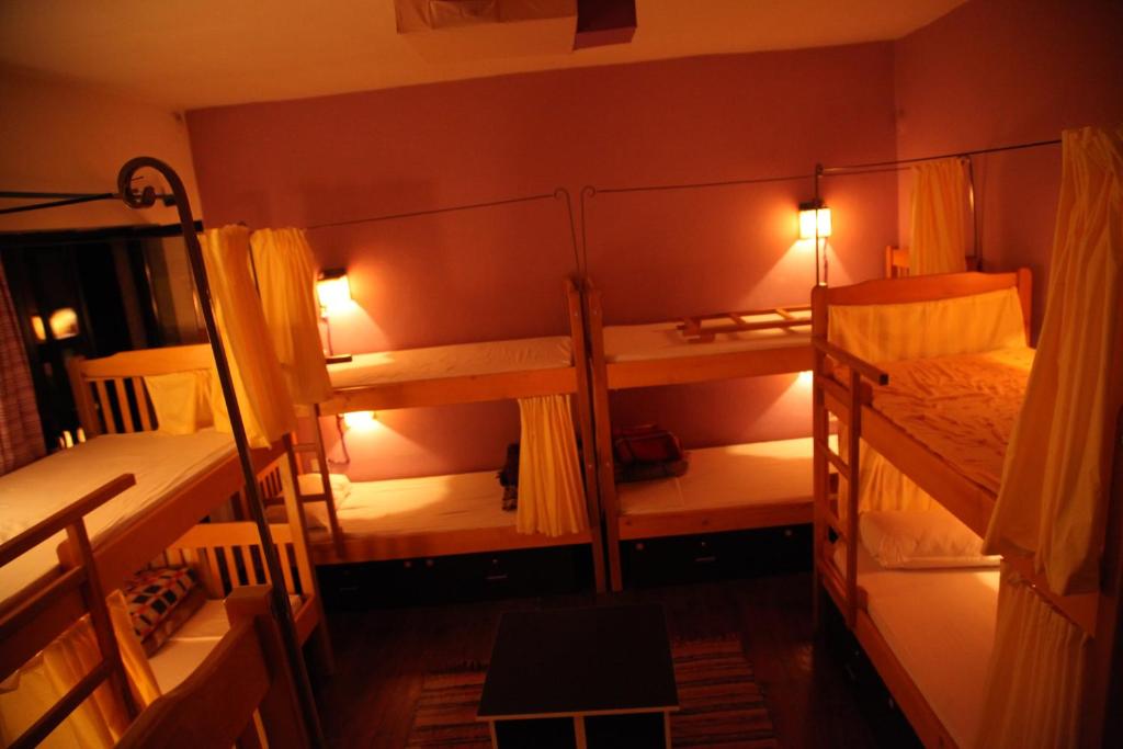 Palanda nebo palandy na pokoji v ubytování Trip'n'Hostel