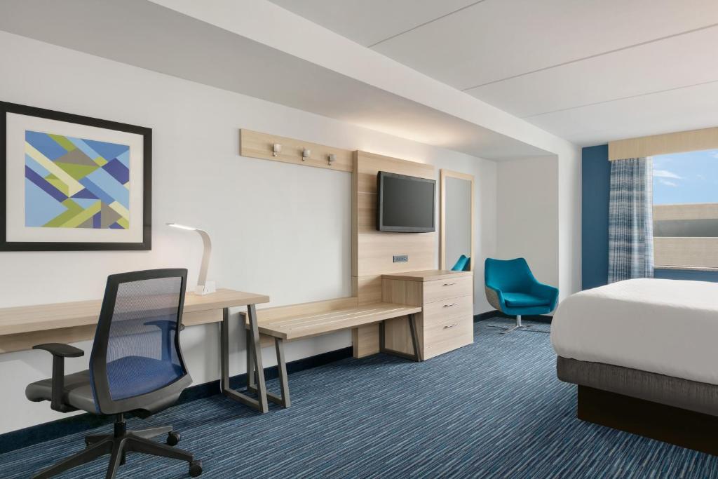 Holiday Inn Express Hotel & Suites Norfolk Airport by IHGにあるテレビまたはエンターテインメントセンター