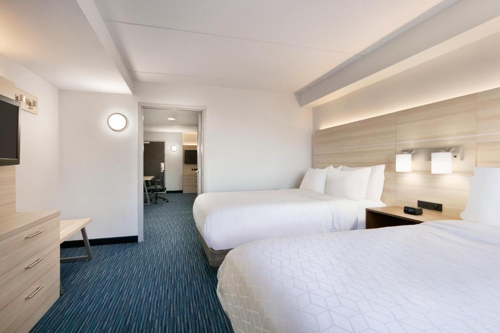 Holiday Inn Express Hotel & Suites Norfolk Airport by IHGにあるベッド