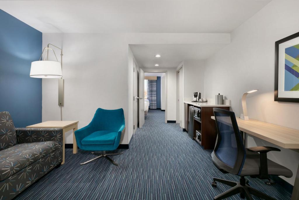 Holiday Inn Express Hotel & Suites Norfolk Airport by IHGにあるシーティングエリア