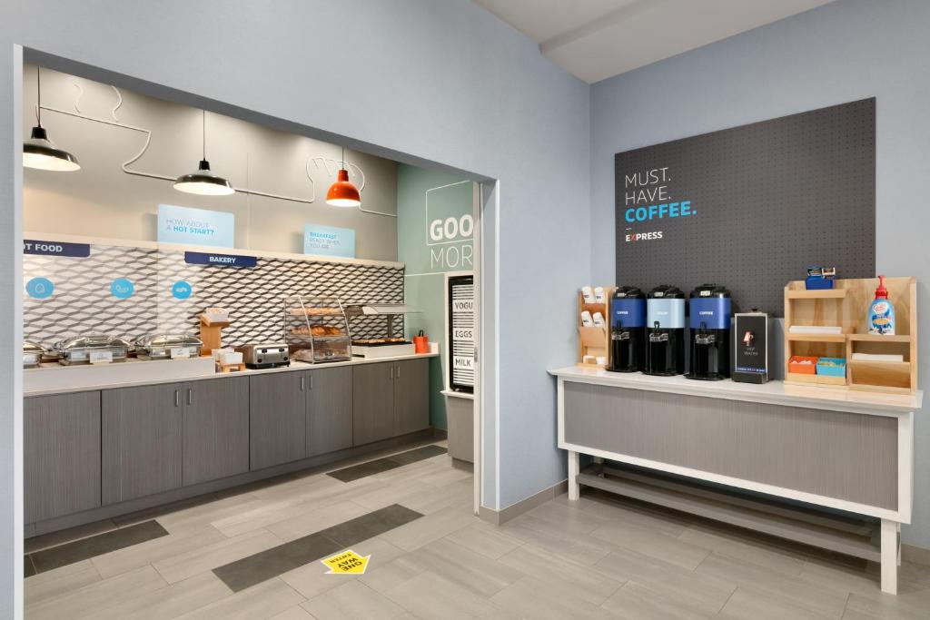 Holiday Inn Express Hotel & Suites Norfolk Airport by IHGにあるコーヒーまたはお茶