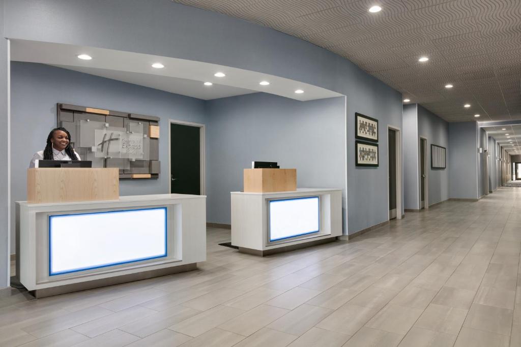 Holiday Inn Express Hotel & Suites Norfolk Airport by IHGのロビーまたはフロント