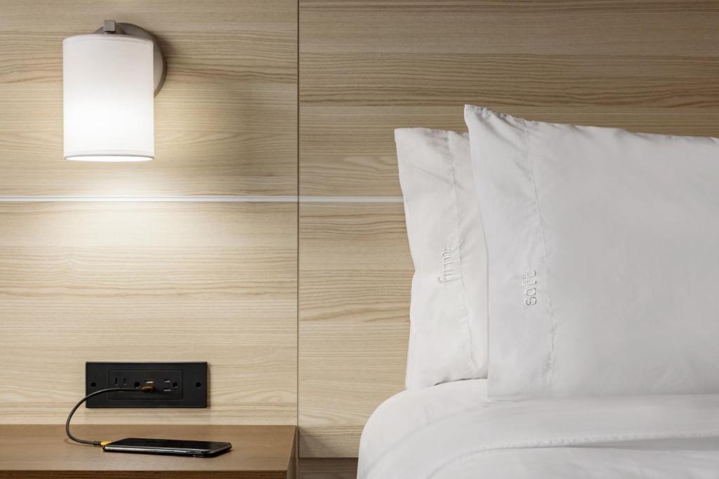 Holiday Inn Express Hotel & Suites Norfolk Airport by IHGにあるベッド