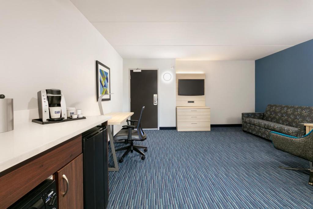 Holiday Inn Express Hotel & Suites Norfolk Airport by IHGにあるテレビまたはエンターテインメントセンター