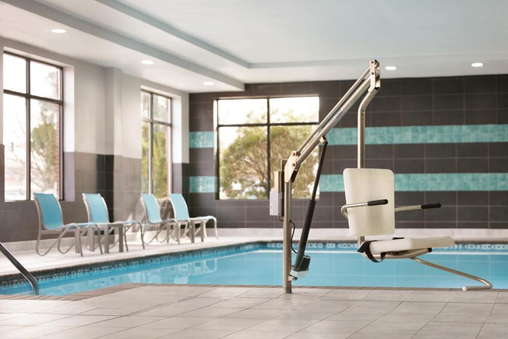 Holiday Inn Express Hotel & Suites Norfolk Airport by IHGの敷地内または近くにあるプール