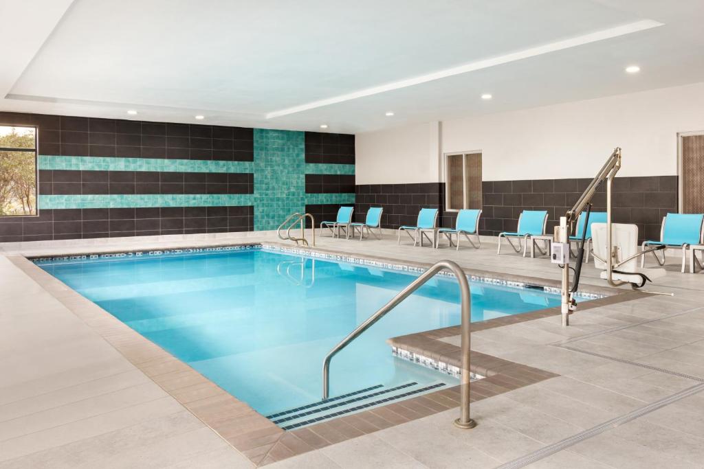 Holiday Inn Express Hotel & Suites Norfolk Airport by IHGの敷地内または近くにあるプール