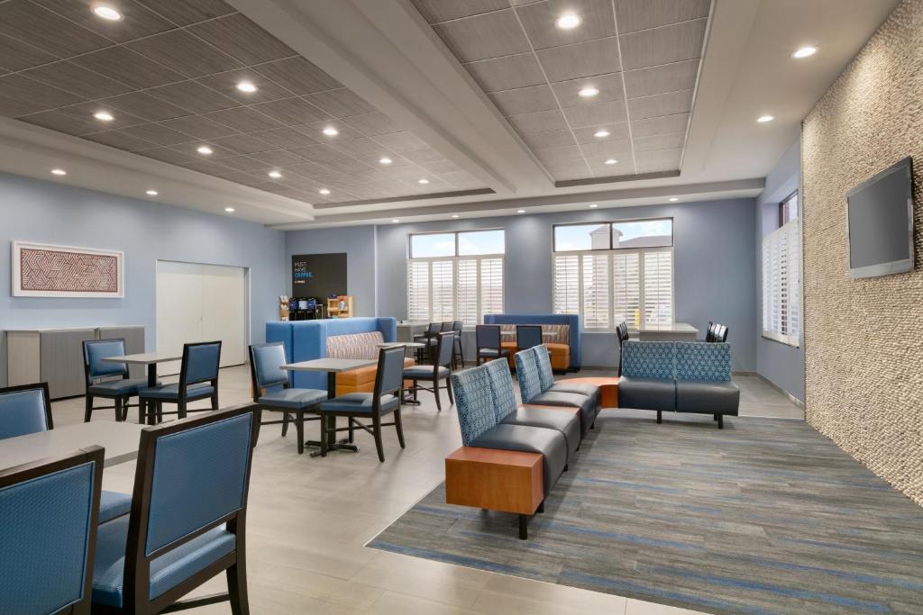 Holiday Inn Express Hotel & Suites Norfolk Airport by IHGにあるシーティングエリア