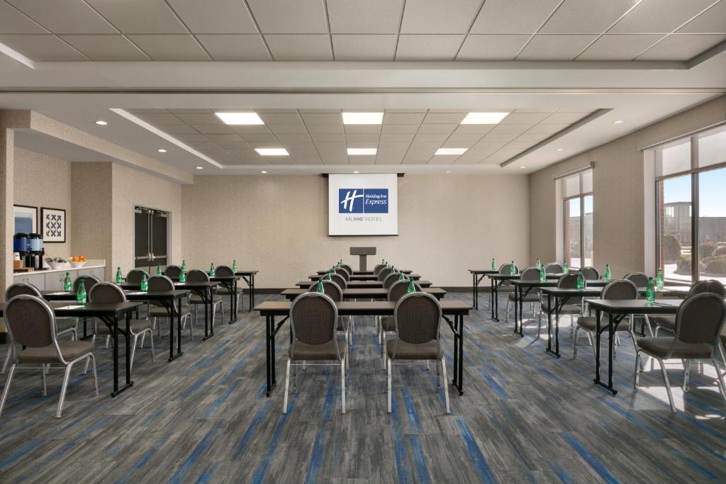 Holiday Inn Express Hotel & Suites Norfolk Airport by IHGにあるビジネスエリアまたは会議室