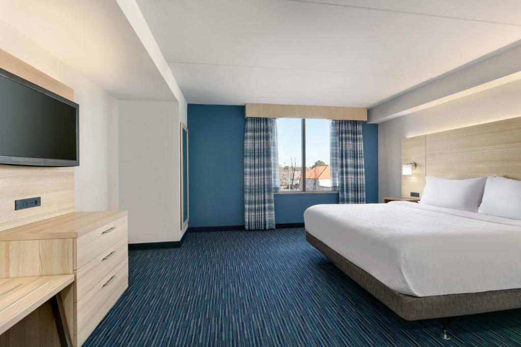 Holiday Inn Express Hotel & Suites Norfolk Airport by IHGにあるベッド