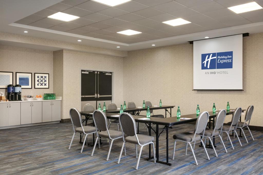 Holiday Inn Express Hotel & Suites Norfolk Airport by IHGにあるビジネスエリアまたは会議室