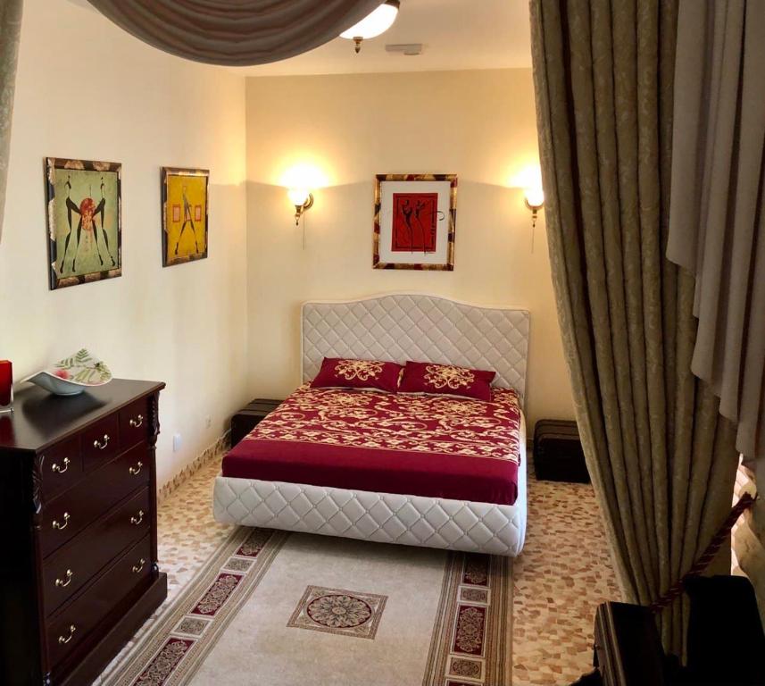 1 dormitorio con 1 cama y vestidor en Guests house with amazing pool and sauna en Babīte
