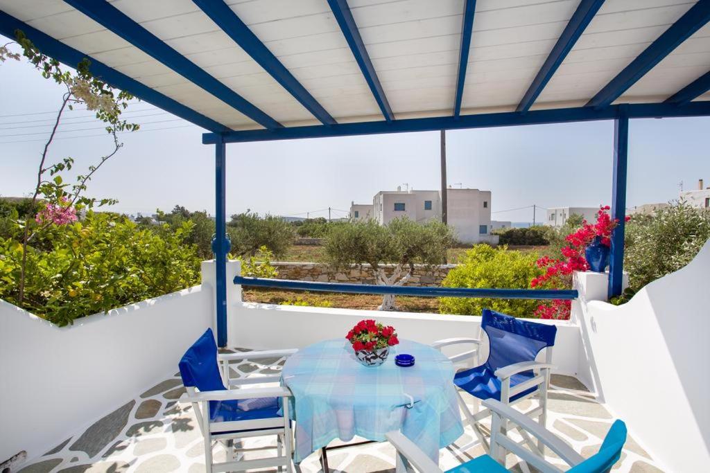 patio ze stołem i krzesłami na balkonie w obiekcie Betty Apartments w mieście Drios