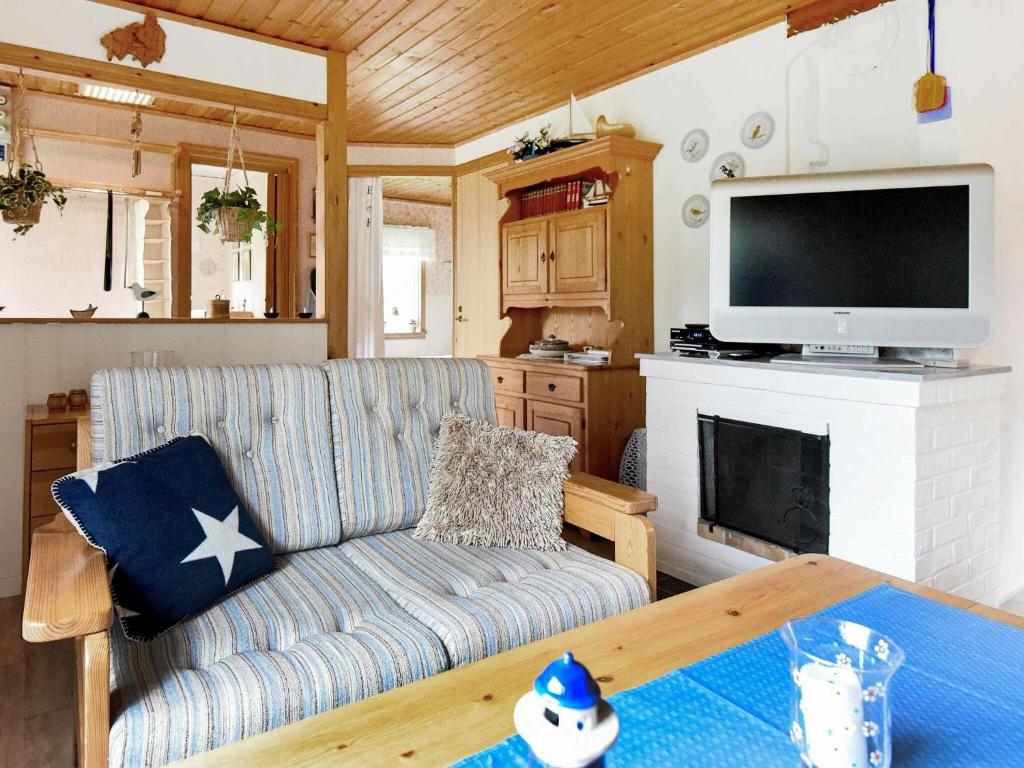 TV a/nebo společenská místnost v ubytování 4 person holiday home in HENÅN