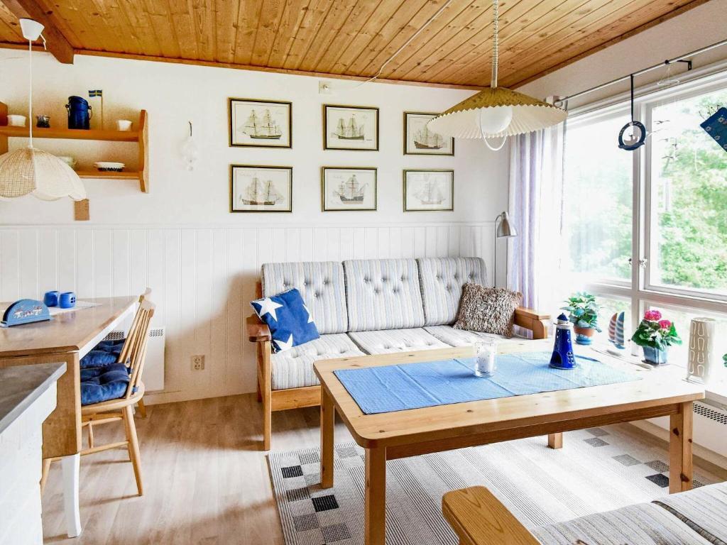 Posezení v ubytování 4 person holiday home in HENÅN