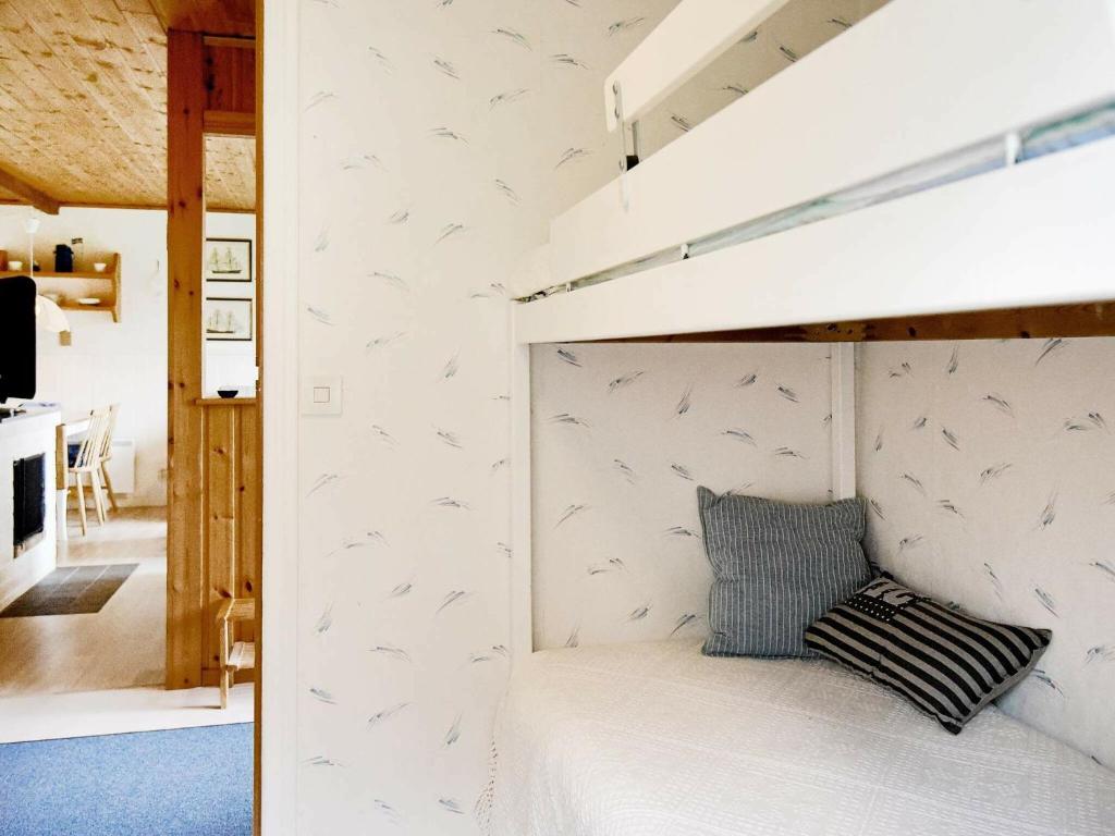 Postel nebo postele na pokoji v ubytování 4 person holiday home in HENÅN