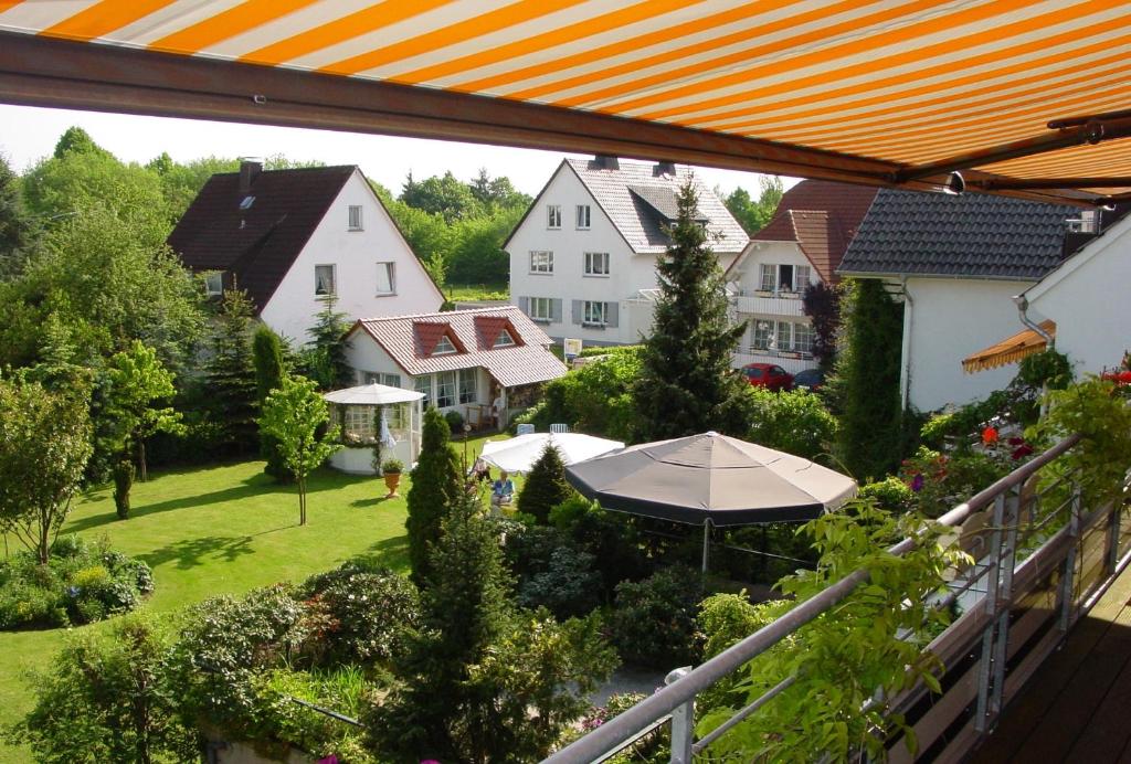 - une vue depuis le balcon d'une maison avec un parasol dans l'établissement Hotel Lammerts, à Horn-Bad Meinberg