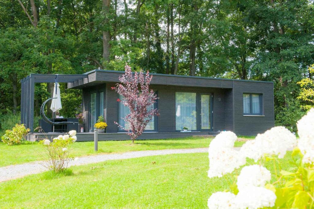 a small house in the middle of a yard at Gronenberger Mühle Haus 9 in Scharbeutz