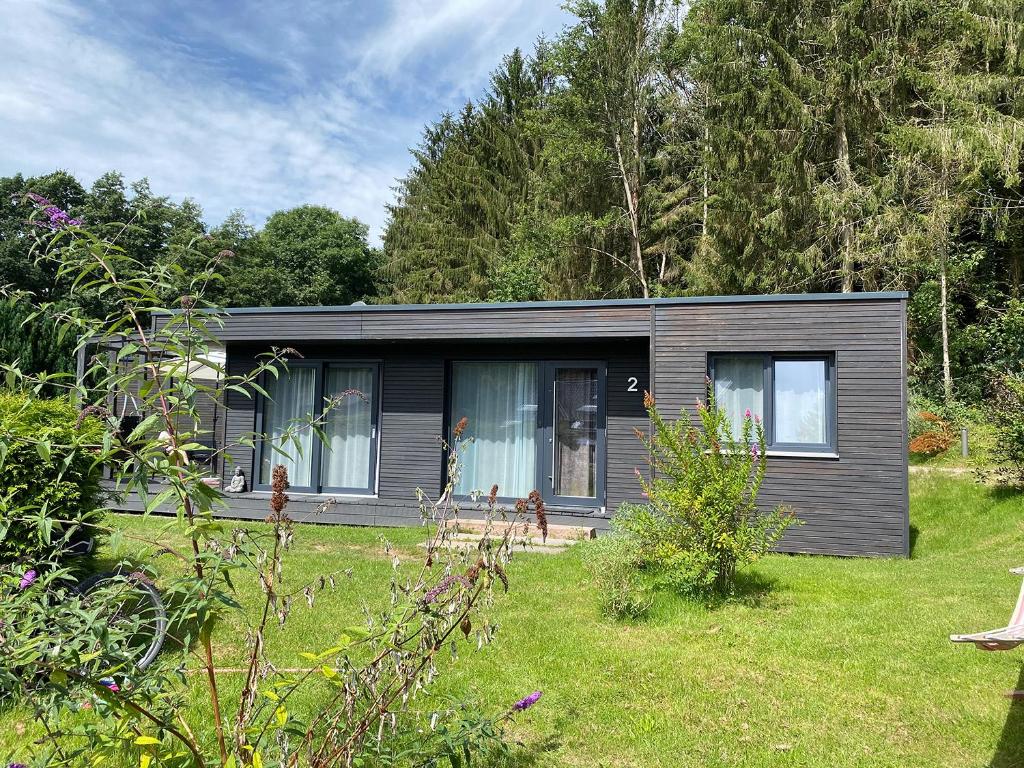 a small house in the middle of a yard at Gronenberger Mühle Haus 02 in Scharbeutz