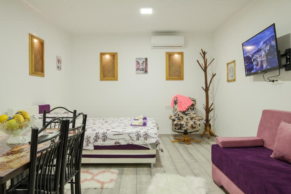 ein Wohnzimmer mit einem Bett und einem Sofa in der Unterkunft Studio Apartments Dilberovic in Mostar