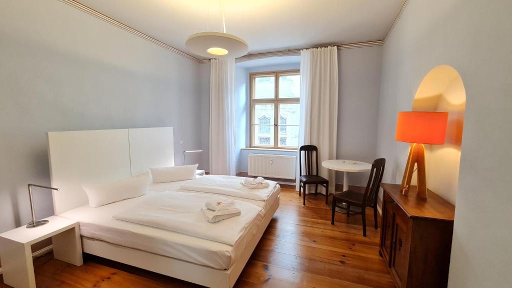 Postel nebo postele na pokoji v ubytování Hotel Cranach-Herberge City Centre