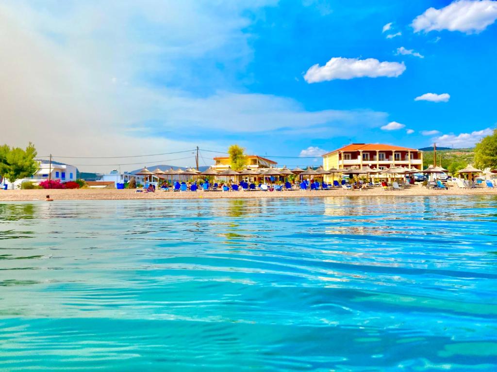 カンディアにあるZoom Beach Hotelのリゾートと水を持つビーチ