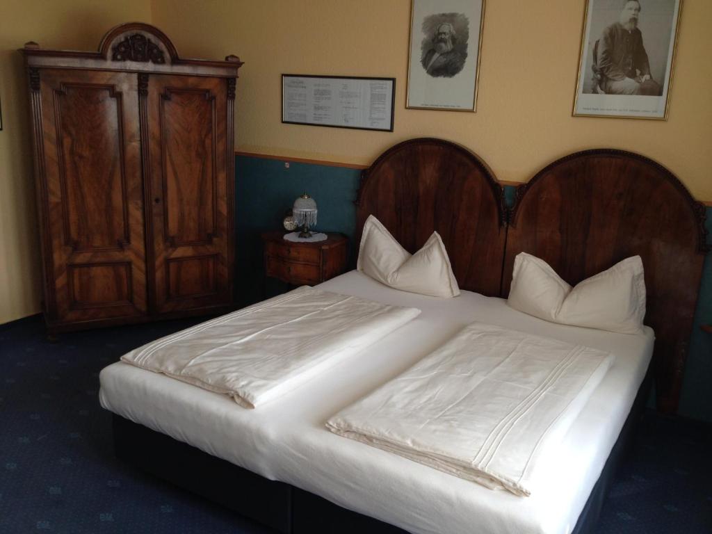 Postel nebo postele na pokoji v ubytování Hotel am Bayrischen Platz