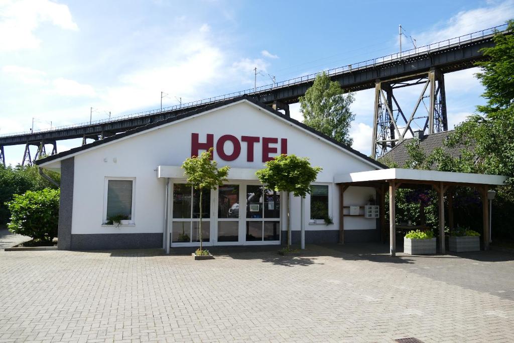 un panneau d'hôtel sur le côté d'un bâtiment dans l'établissement Hotel O'felder, à Osterrönfeld