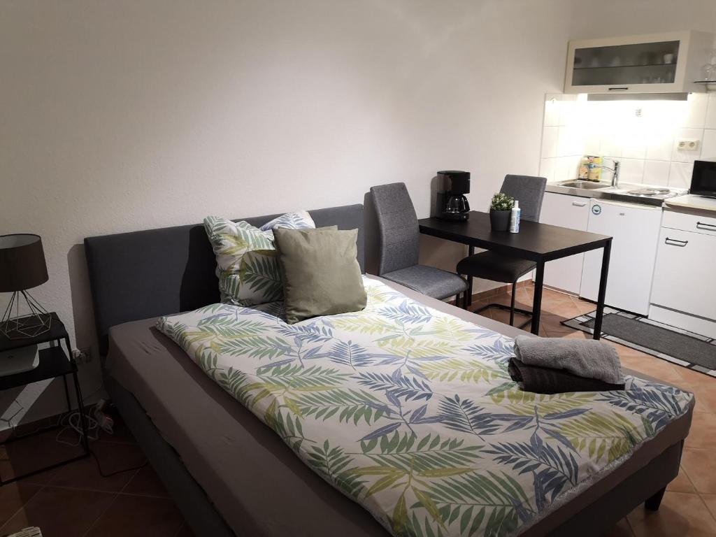 un sofá con una manta en la sala de estar en Gemütliches Apartment in attraktiver Lage, en Gotinga
