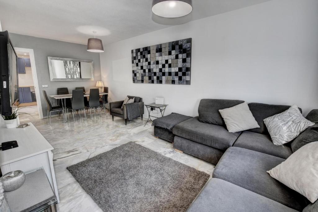 Posedenie v ubytovaní TIMON II, Luxury 3 bedroom Beachside Apartment