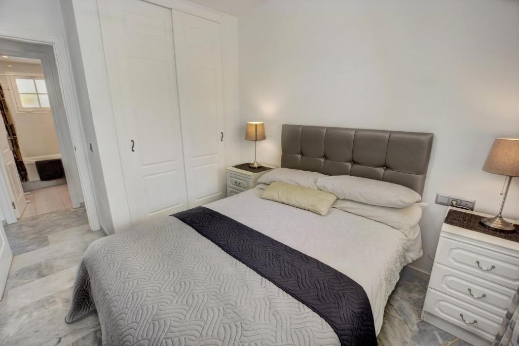 Posteľ alebo postele v izbe v ubytovaní TIMON II, Luxury 3 bedroom Beachside Apartment