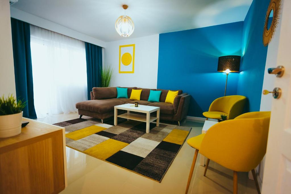 uma sala de estar com um sofá e uma mesa em Vero Holiday Apartment em Mahmudia