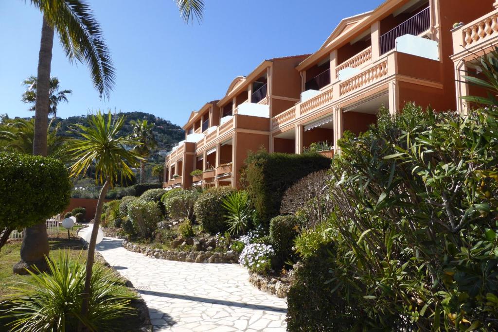 a resort with a pathway leading to a building at Plage de Miramar in Théoule-sur-Mer