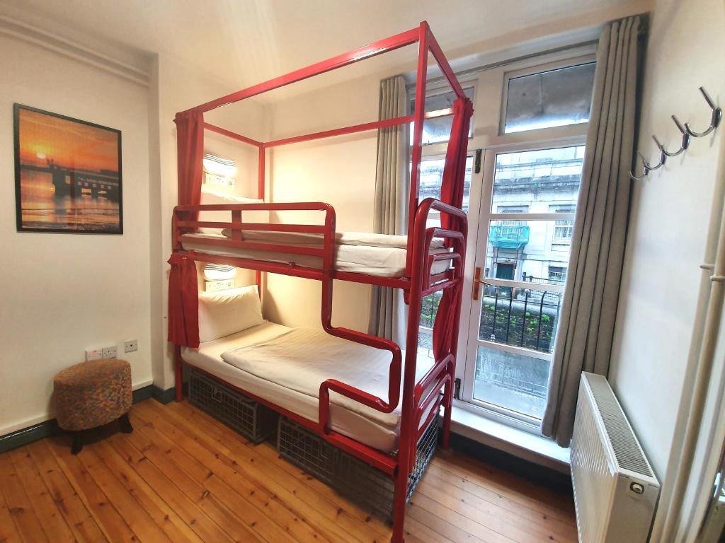 Postel nebo postele na pokoji v ubytování Galway City Hostel - Solo Traveller Hostel