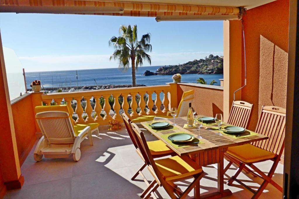 テウル・シュル・メールにあるPlage de Miramarのテーブルと椅子、海の景色を望むバルコニー