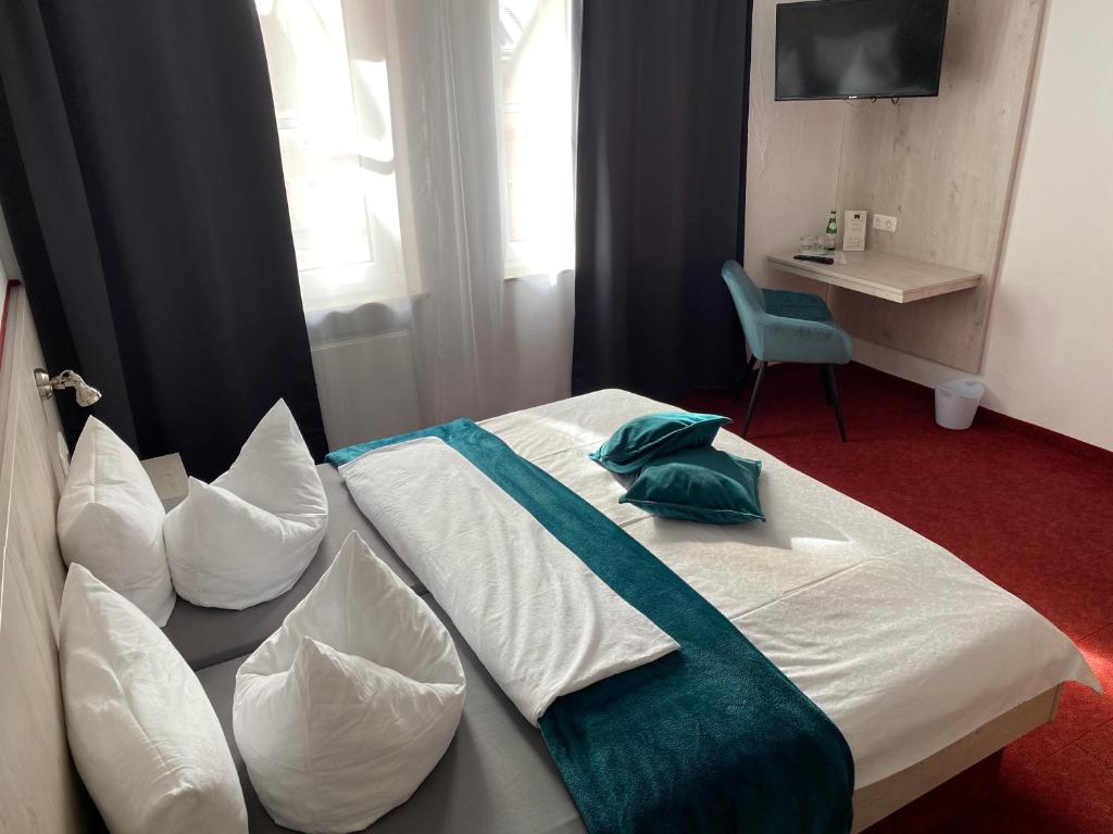 Postel nebo postele na pokoji v ubytování Hotel Wilder Mann
