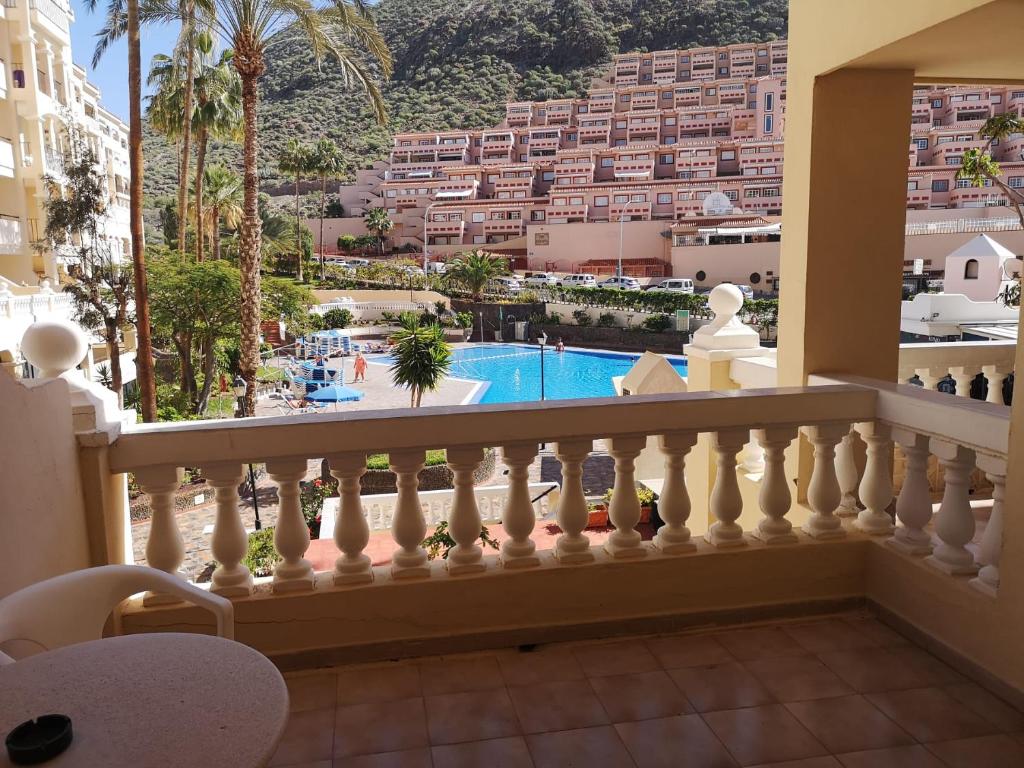 balkon z widokiem na basen w obiekcie LOS CRISTIANOS CASTEL HARBOUR 401 w mieście Los Cristianos