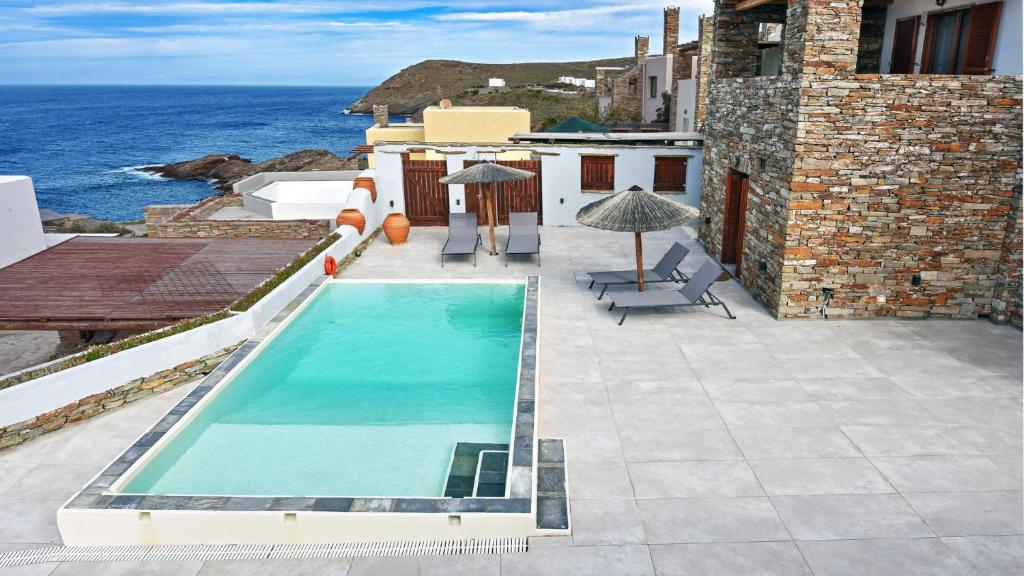 Bazén v ubytovaní Stone villa with a sea water swimming pool and a sea and sunset view alebo v jeho blízkosti