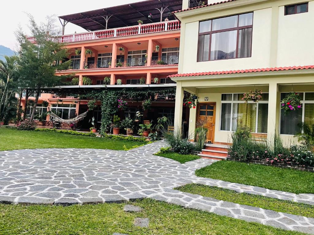 una casa con una pasarela de piedra delante de ella en Hotel-Villas JABEL TINAMIT, en Panajachel