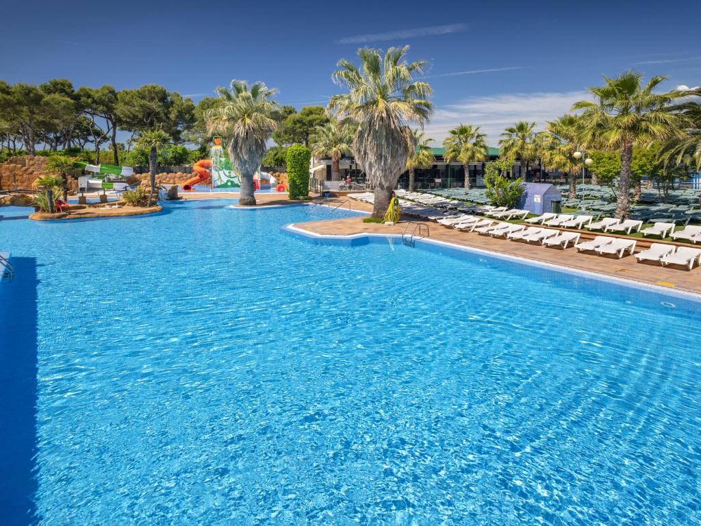 Cozy chalet with a terrace, just 200 m. from the beach ...