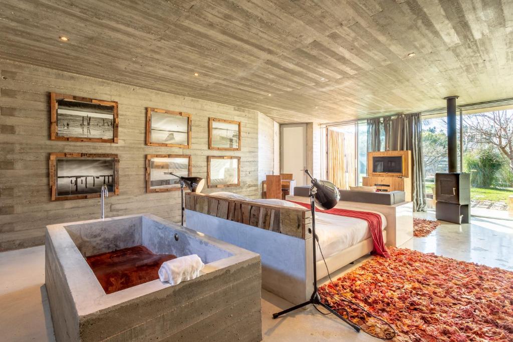 um quarto com uma cama grande e uma banheira em Rio do Prado em Arelho
