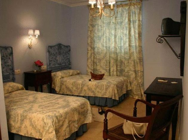 Postel nebo postele na pokoji v ubytování Hostal Emilia