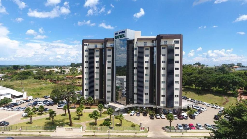 a rendering of a large building with a parking lot at Hd Park Hotel in Assis