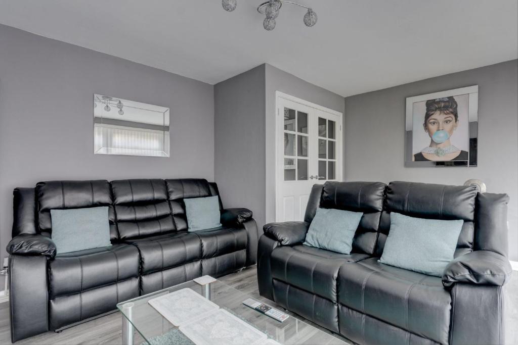 A seating area at Sunderland Self Catering 4 - City Centre Townhouse with free parking