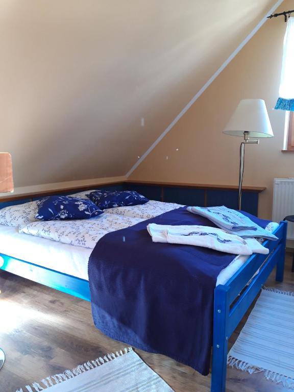Postel nebo postele na pokoji v ubytování Rudolf's Fogadó